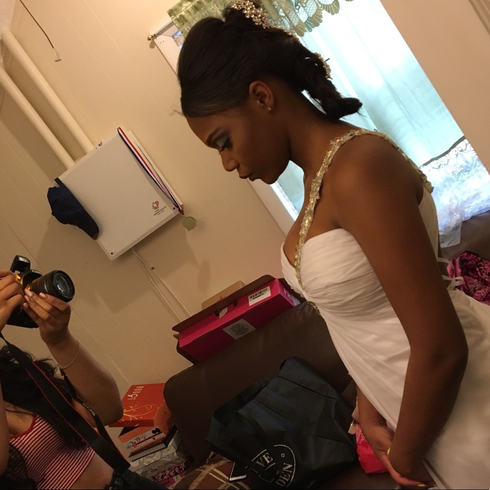Prom Dress/Size:8/Color: White with yellow beads